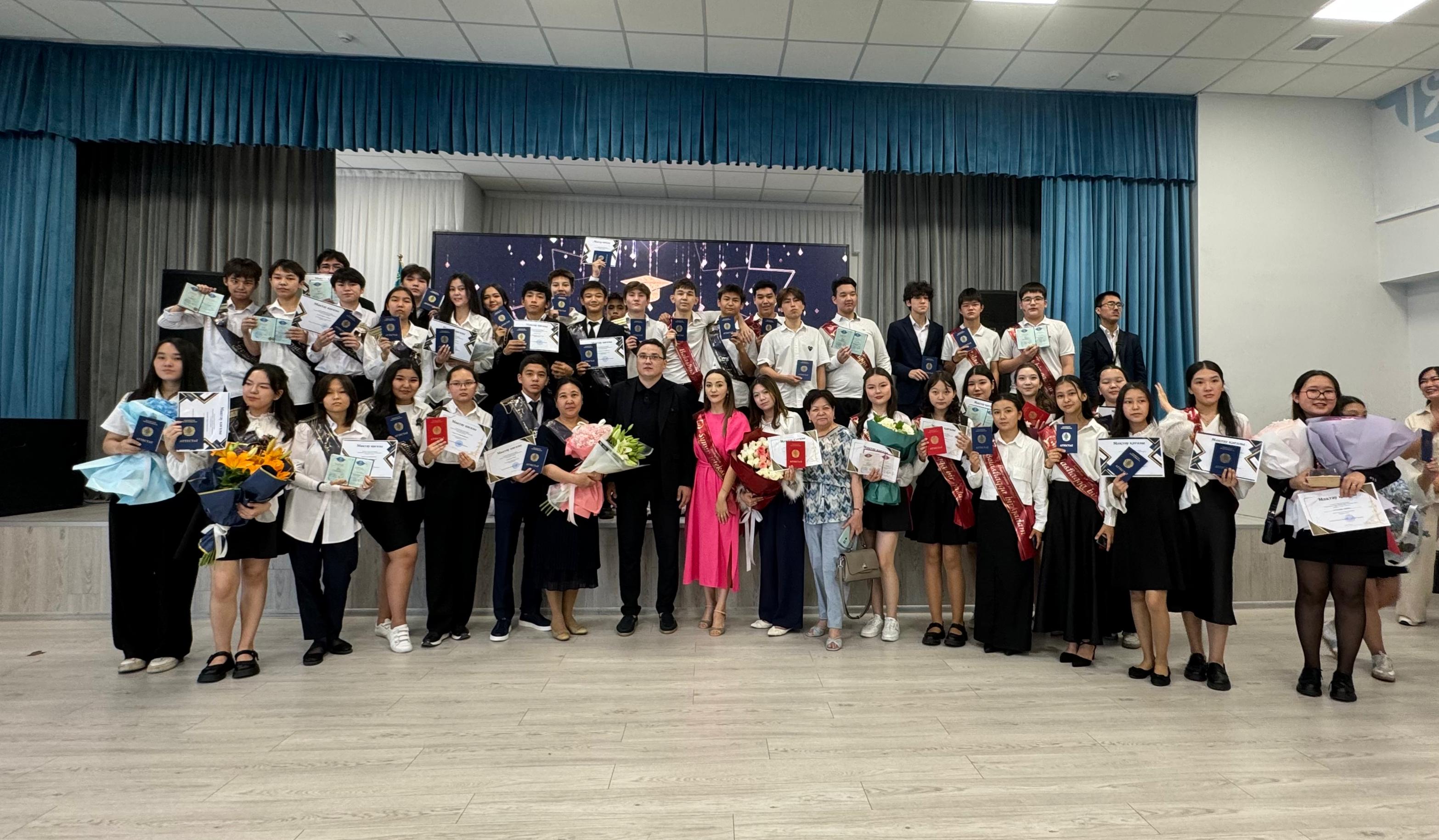 Аттестат табыстау рәсімі